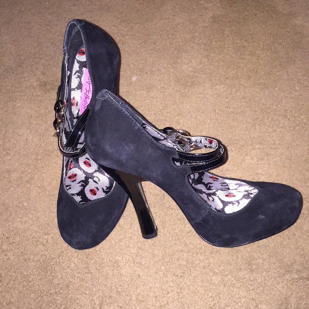 Betsey Johnson Suede Heels!